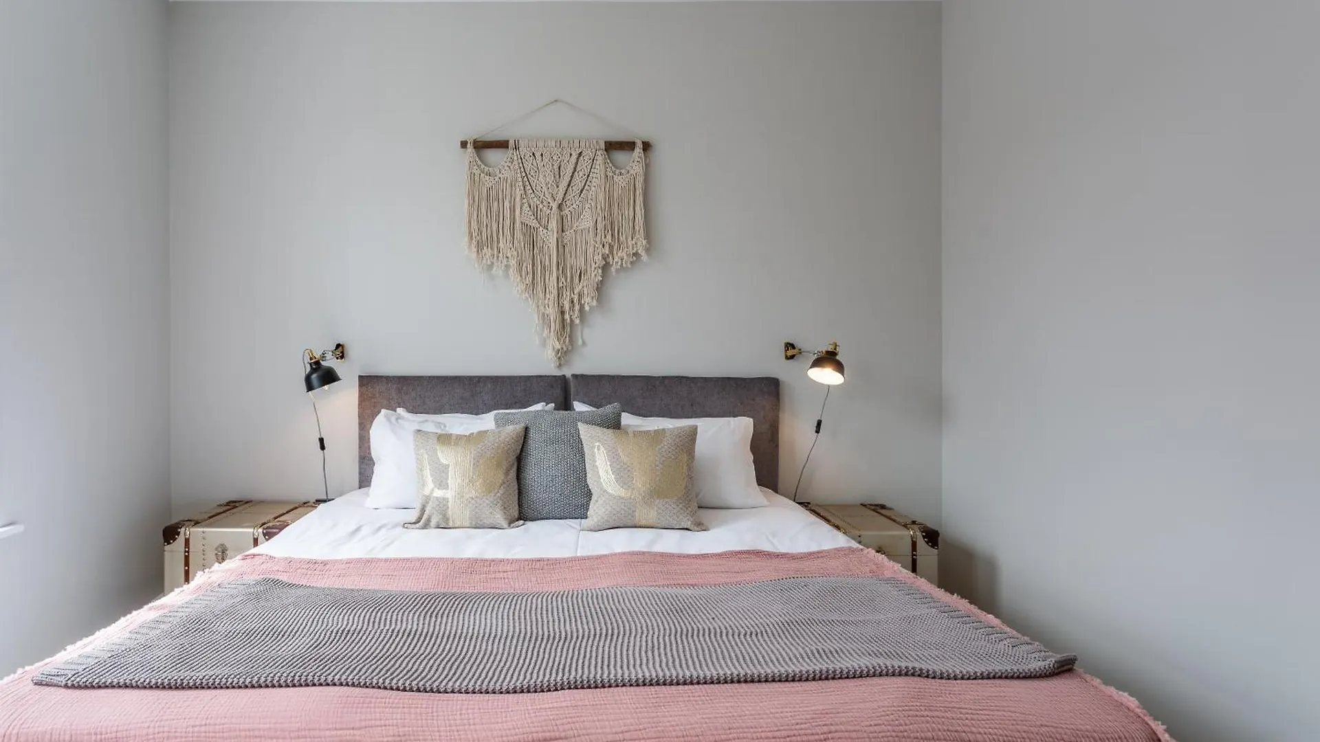 2 Bedroom Apartments With Sofa Bed In Southend 0*, Southend-on-Sea United Kingdom