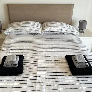 Modern 2 Bed Flat With Balcony Southend-on-Sea